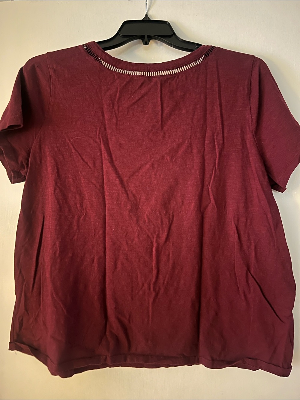 Women’s Short Sleeve Cutout Top in Burgundy - Picture 3 of 3